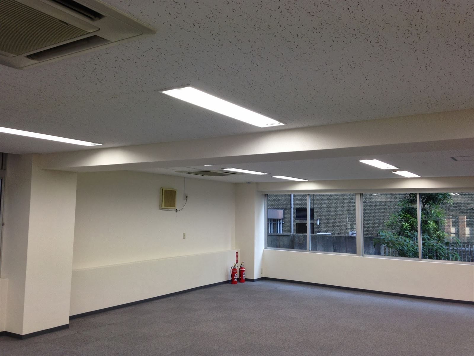 貸室隅の窓面
