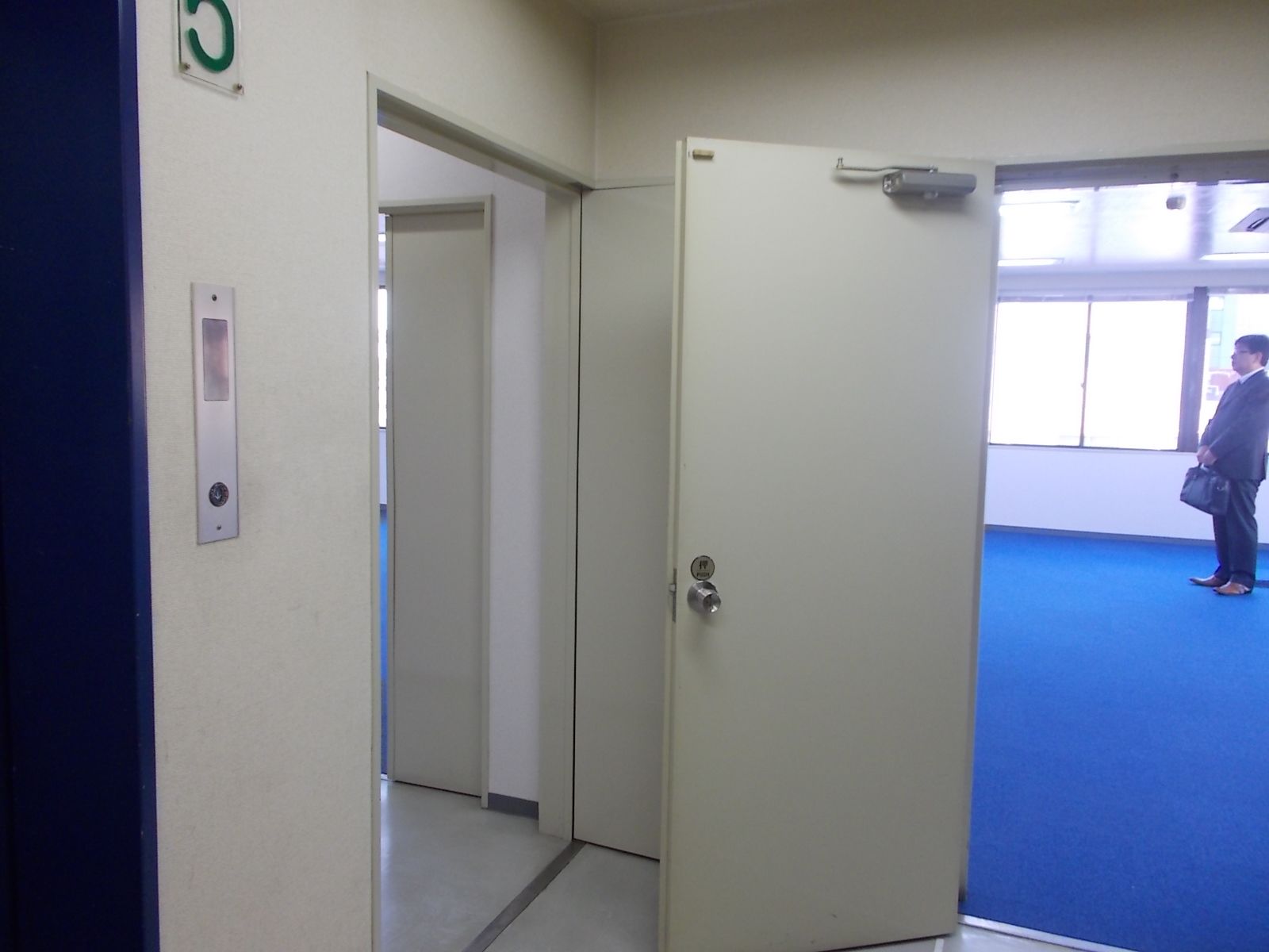 貸室入口