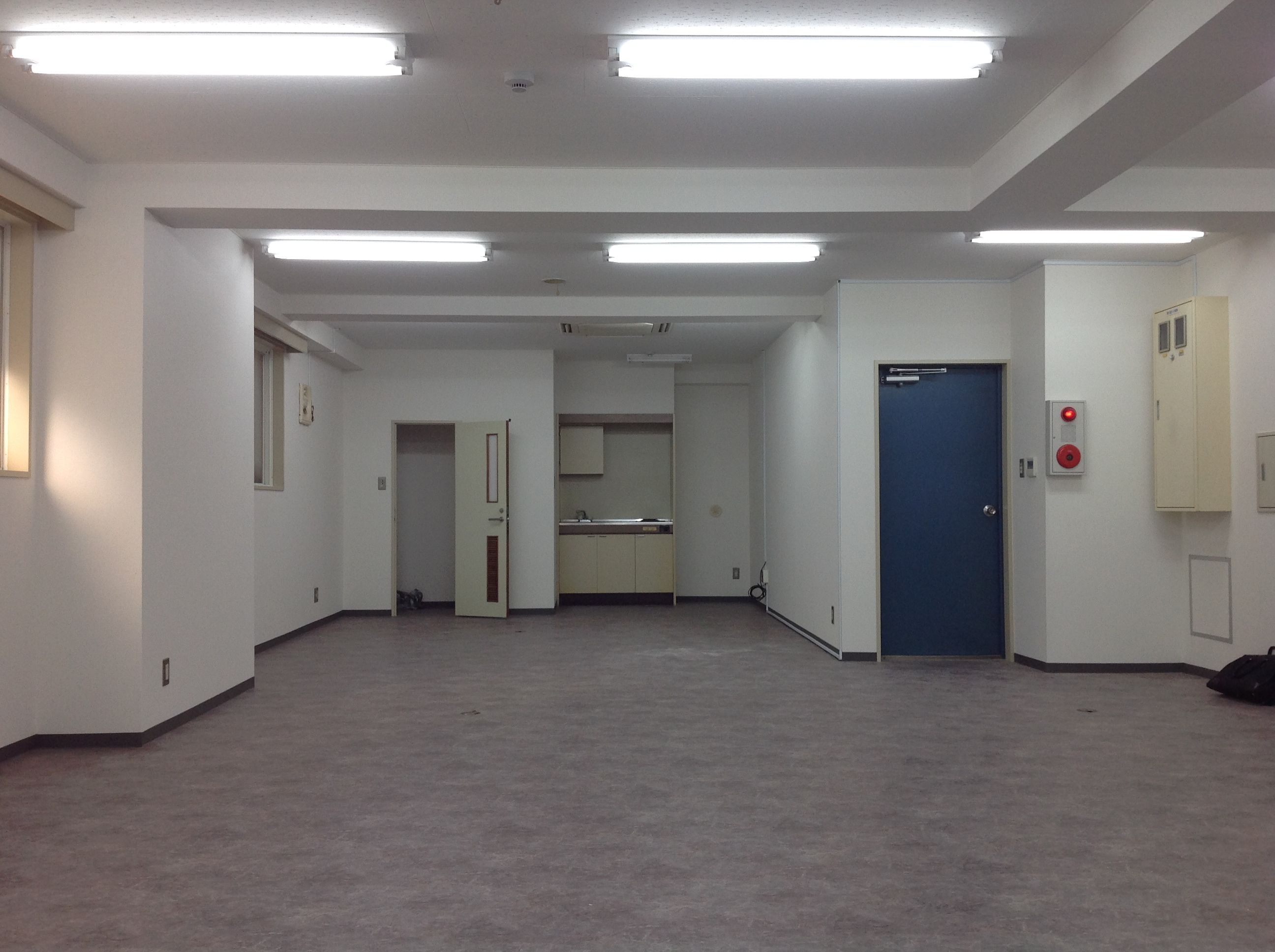 貸室奥側から見た室内