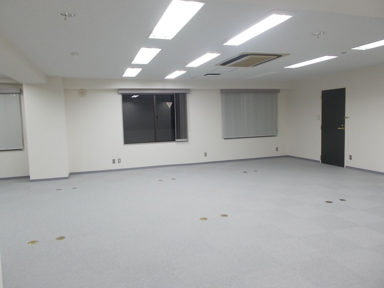 シンプルなオフィス空間