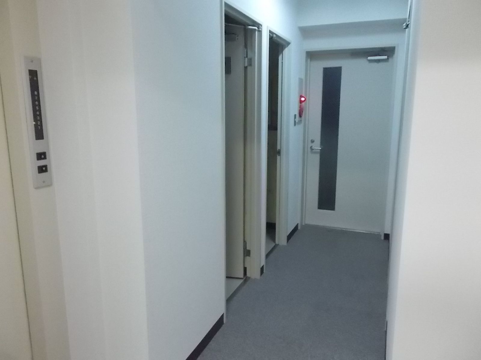 室外の男女別トイレ入口