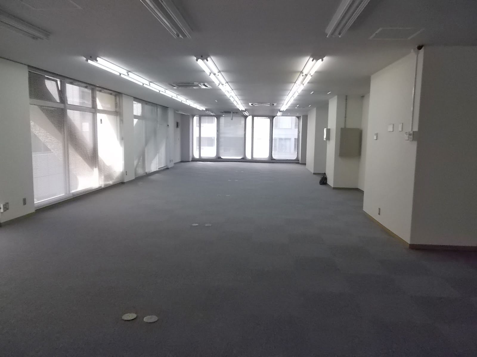 足元までの窓面