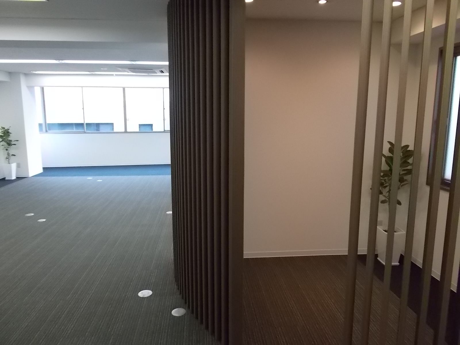 オフィス入口から見た様子
