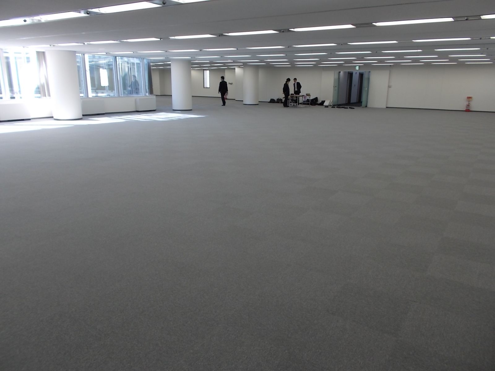 カーペットの色はグレー