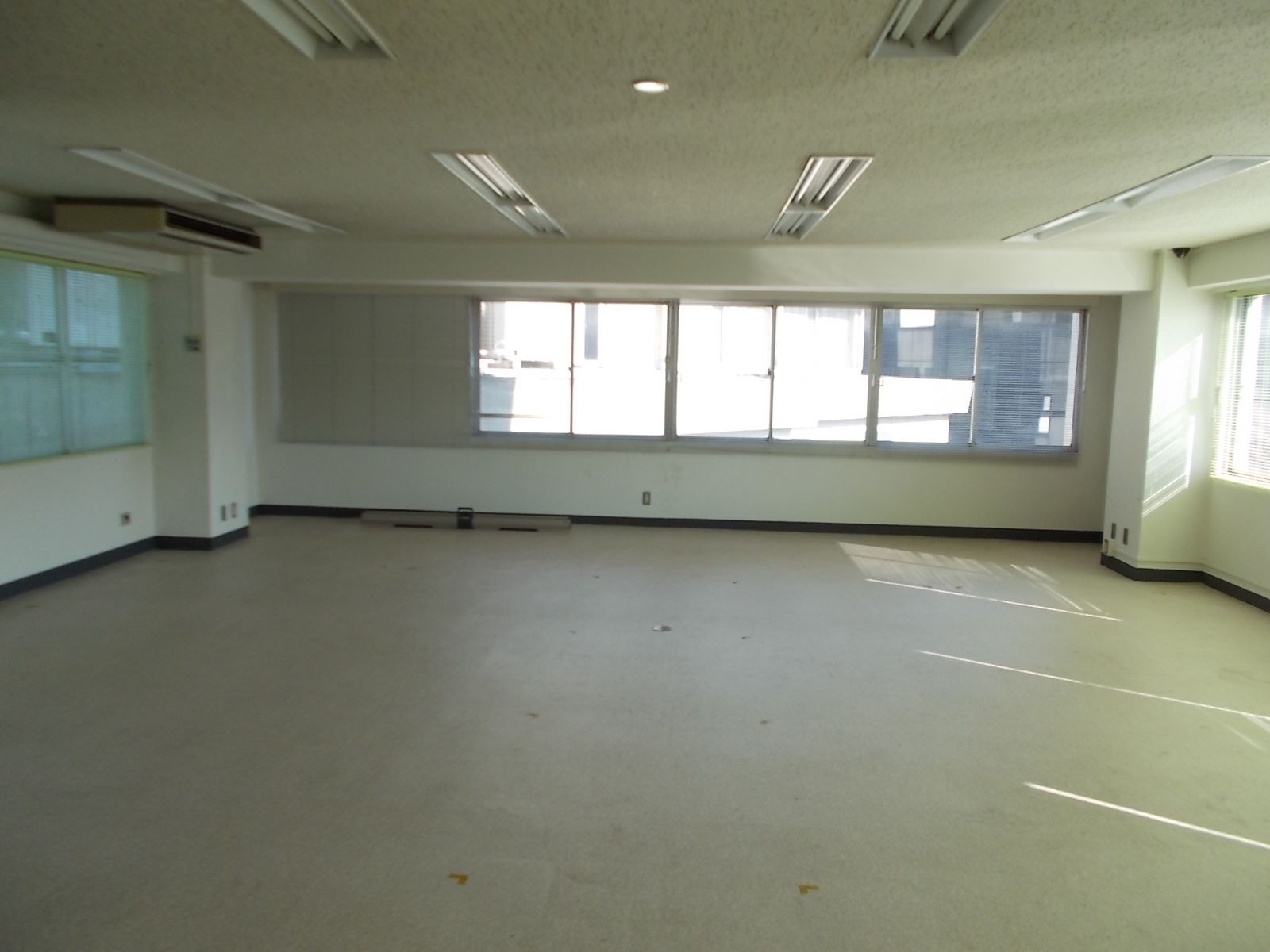 オフィス室内参考画像