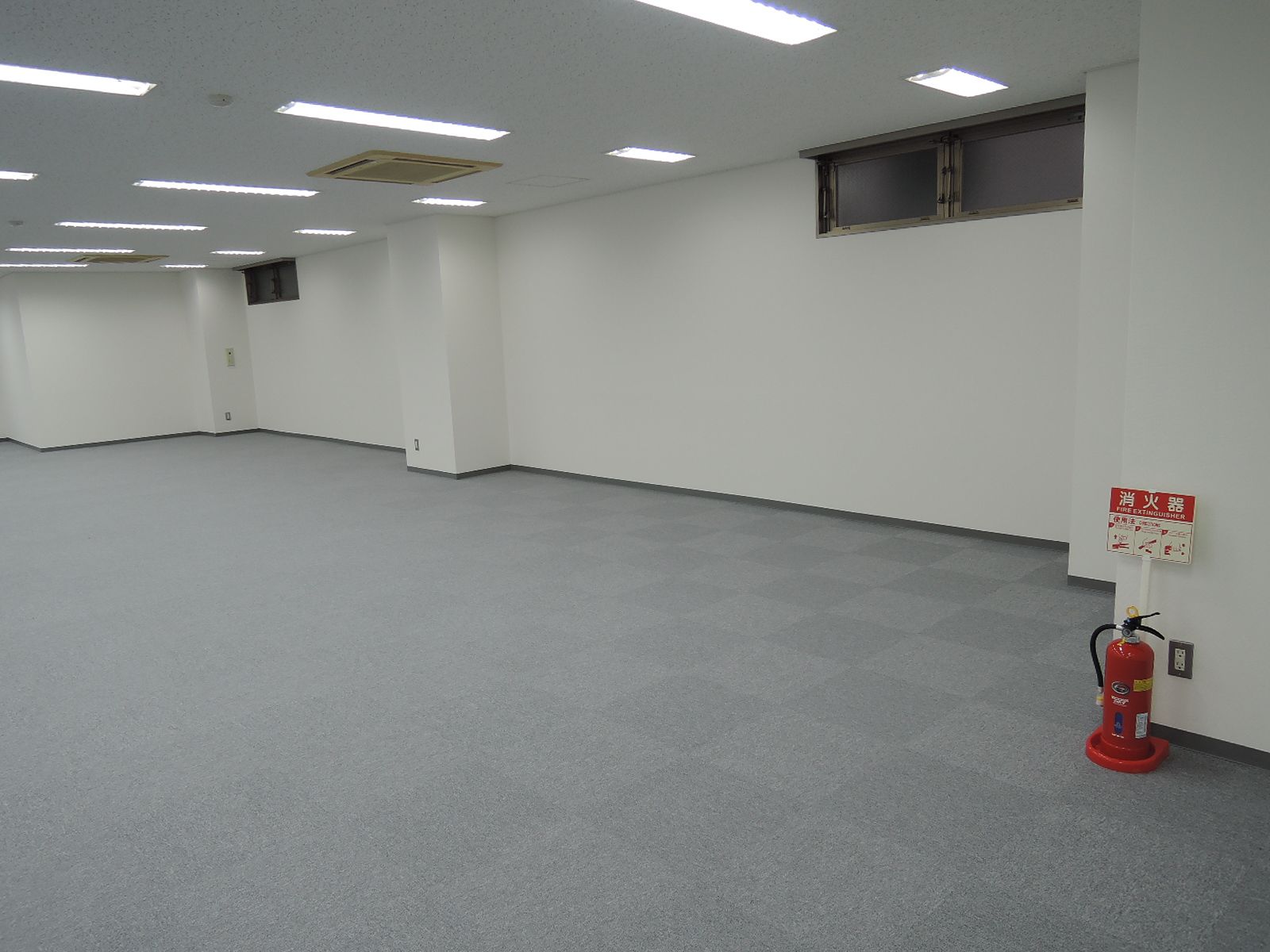 反対側の壁面