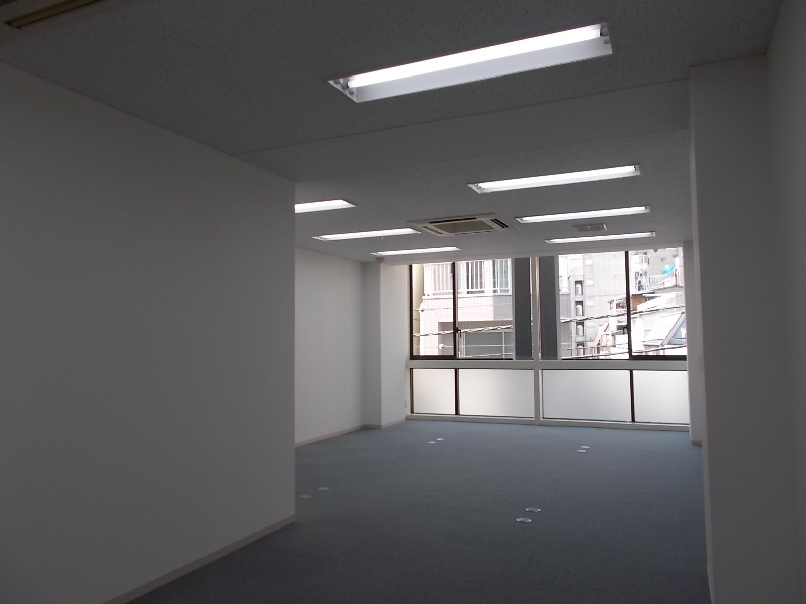真ん中の通路から見た様子