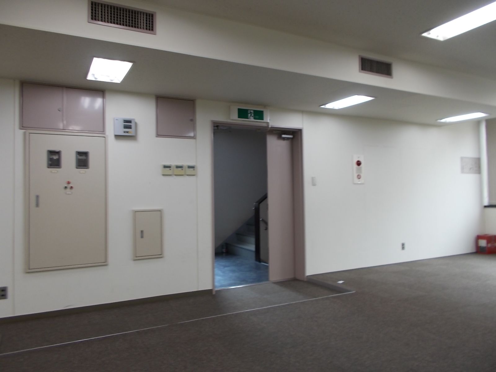 階段へ続く扉