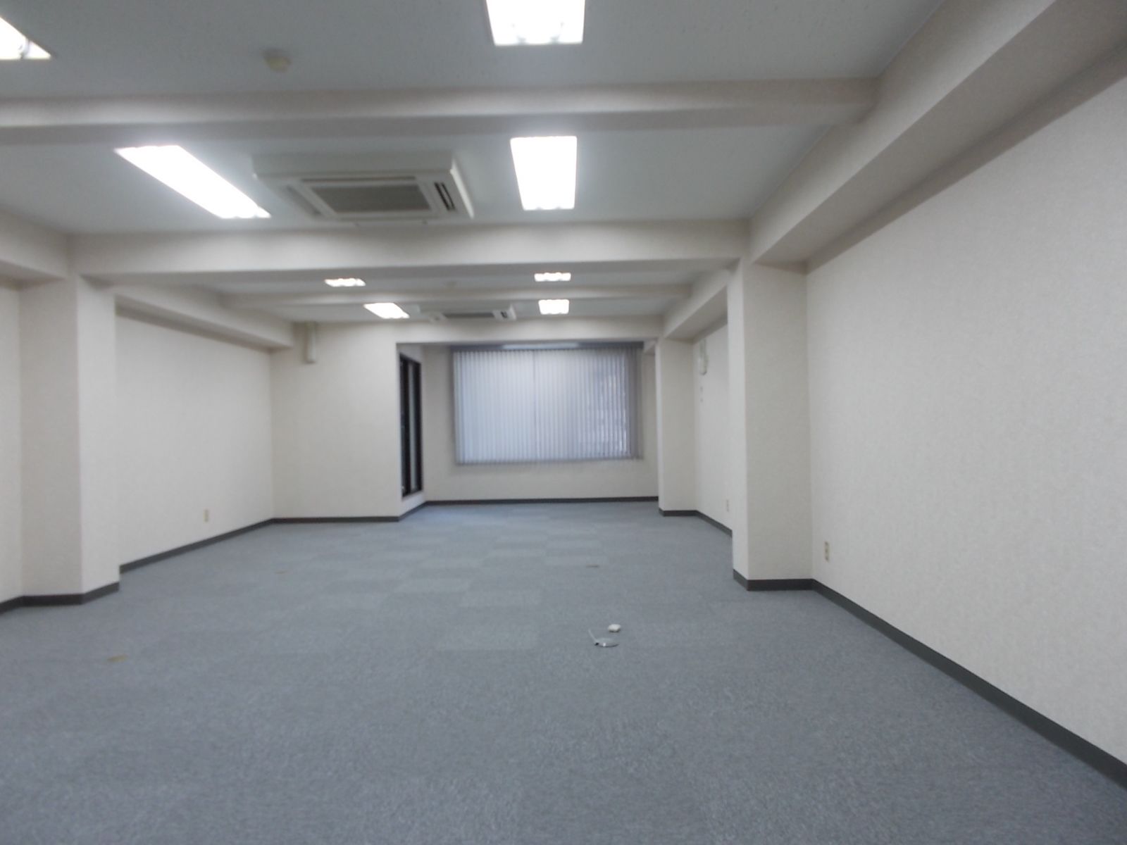 貸室奥側から見た室内