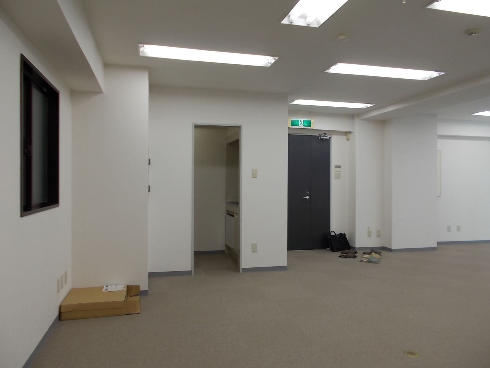 出入り口前の室内の様子