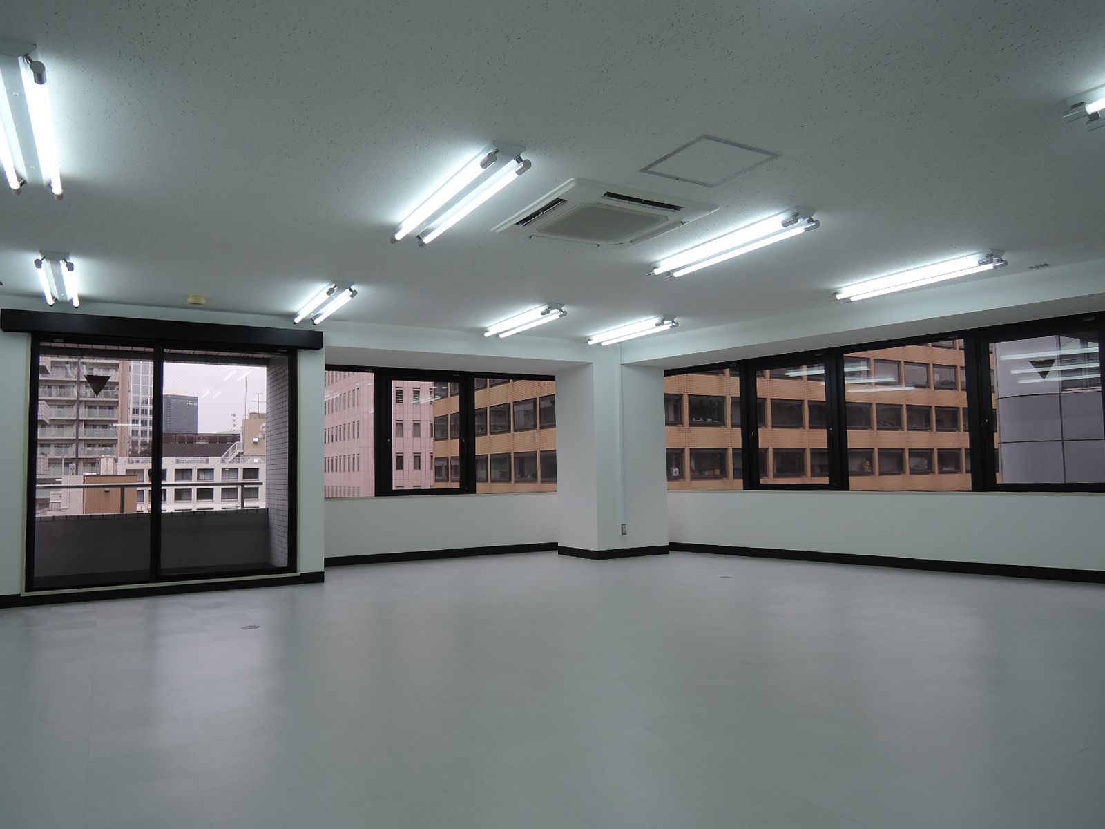 オフィス室内参考画像