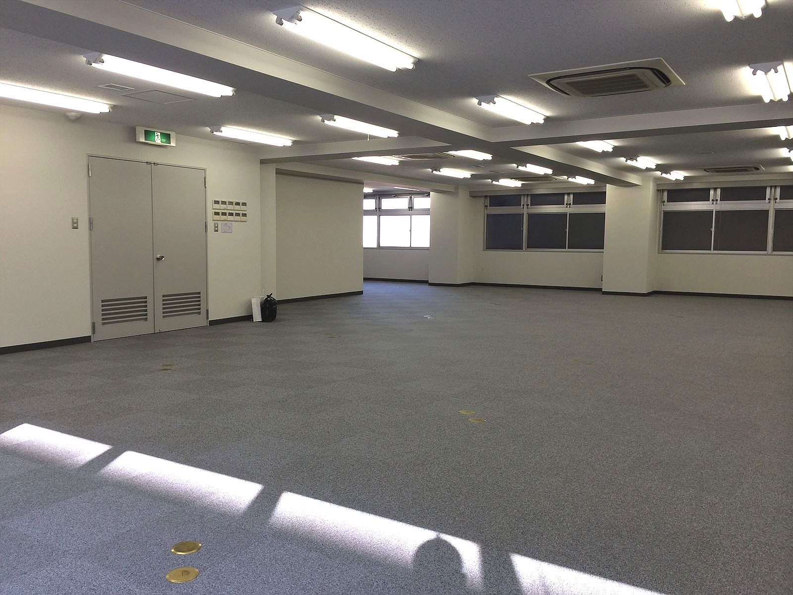 窓側からオフィス室内を見渡す