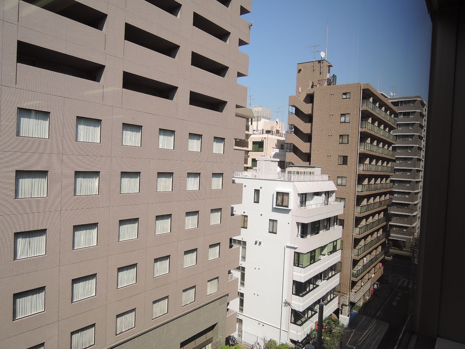 オフィスビルやマンションが並ぶ