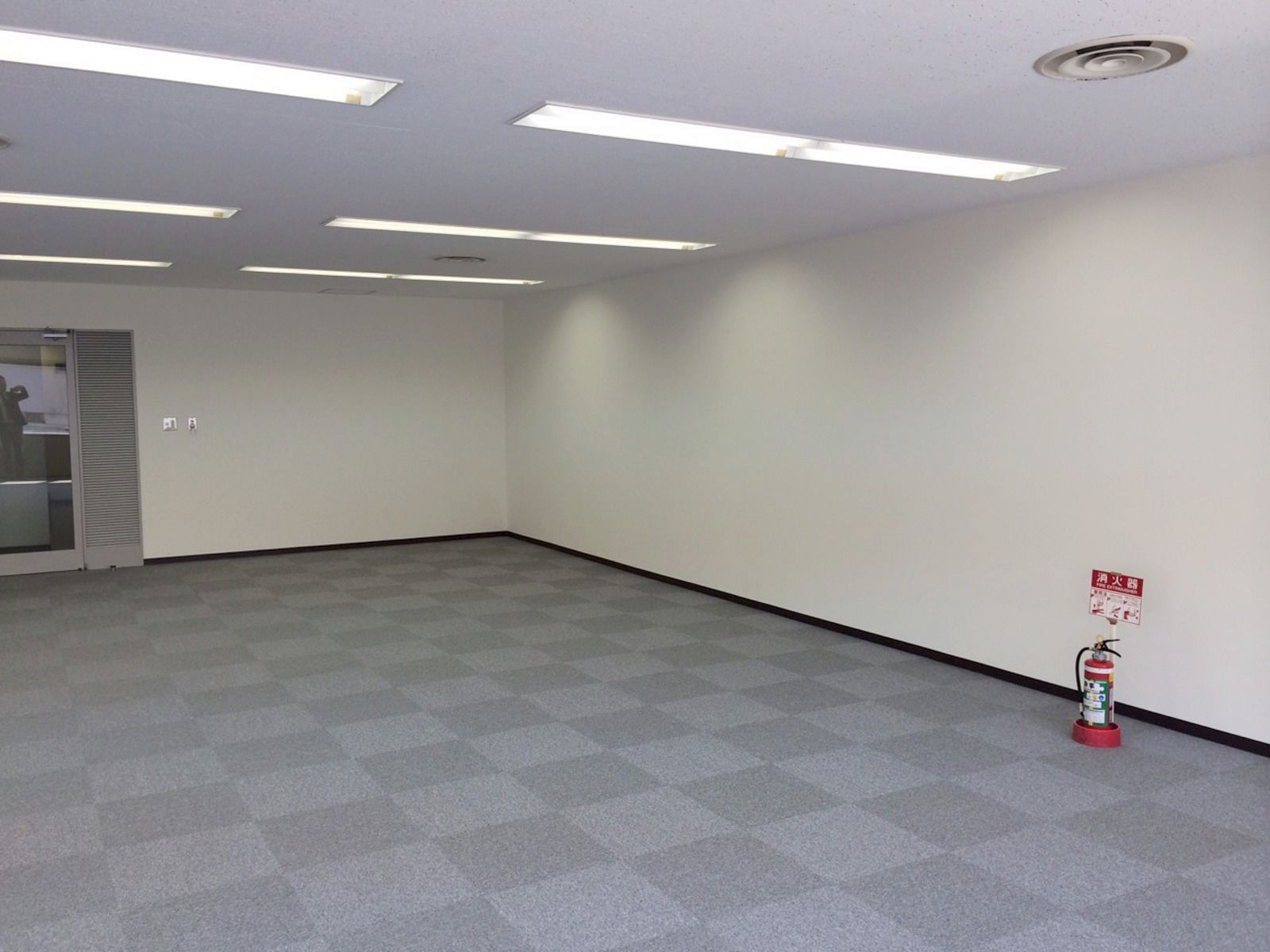 窓側から見た室内の様子