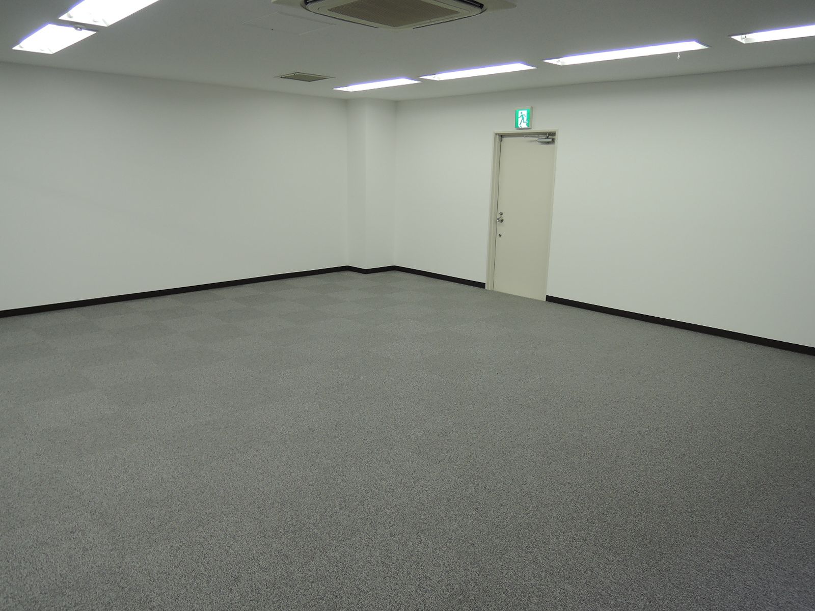 清潔感たっぷりのオフィス