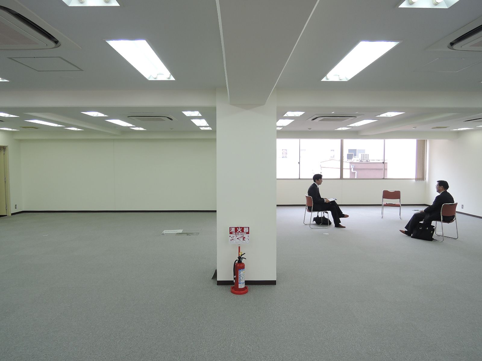 奥行きあるオフィス