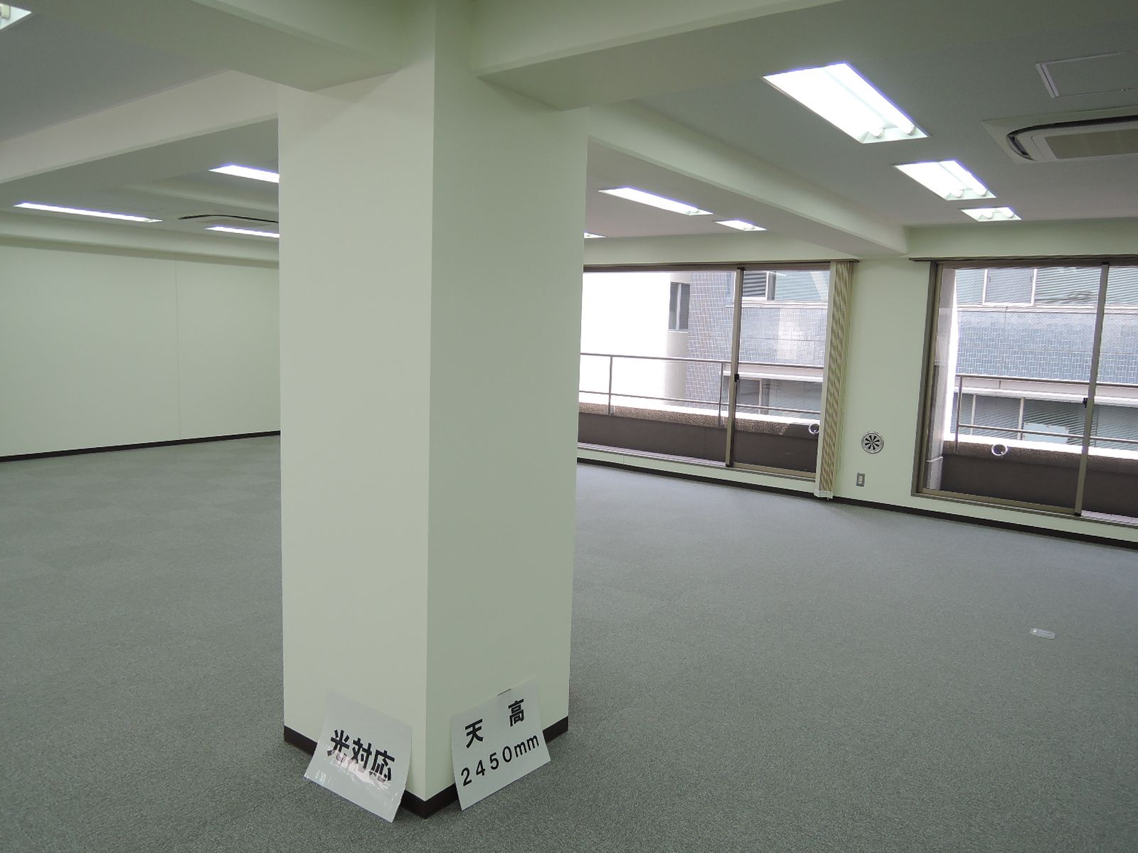 オフィスにある柱