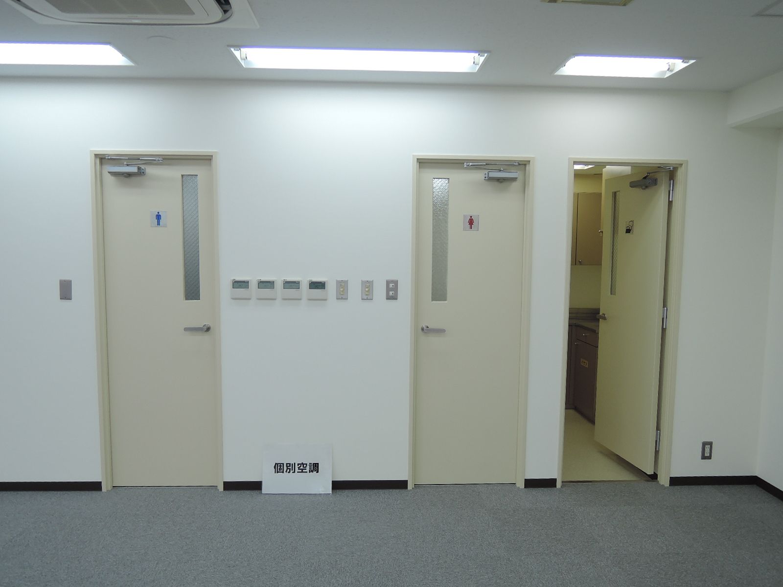 男女別トイレ＆給湯入口