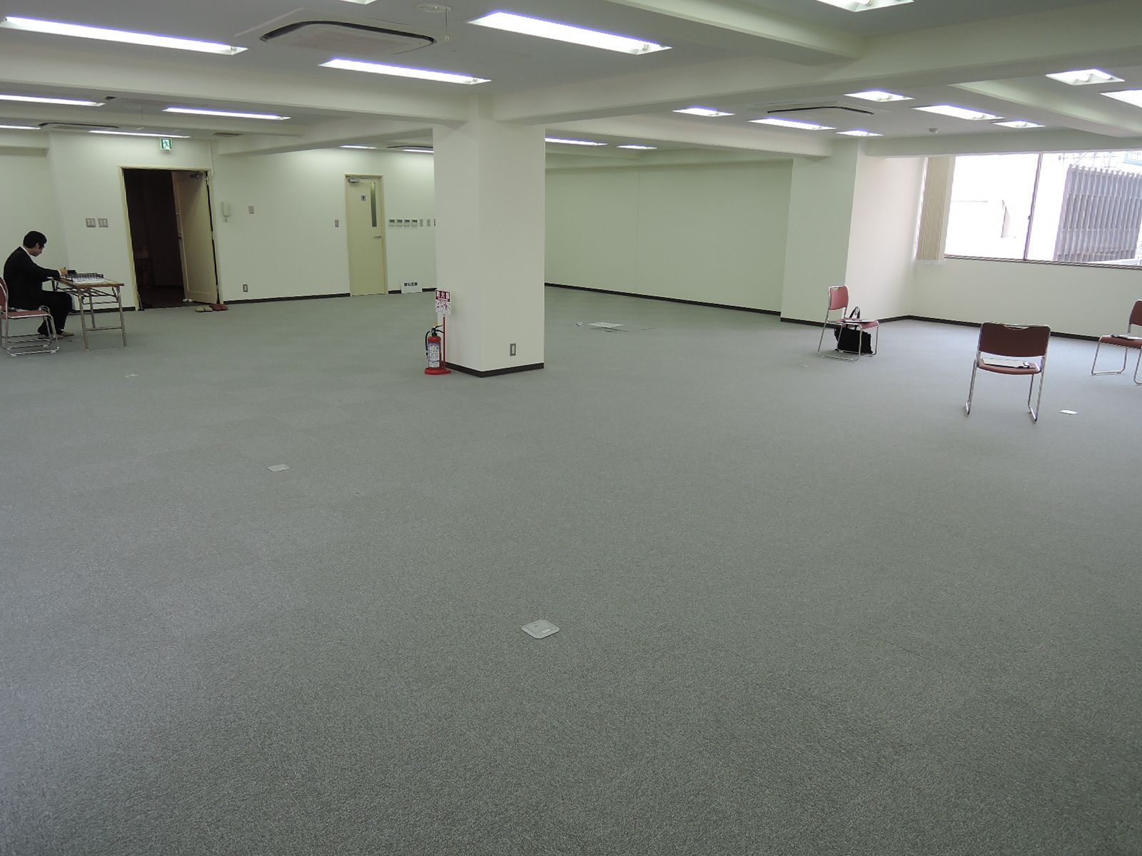 カーペットの色はグレー