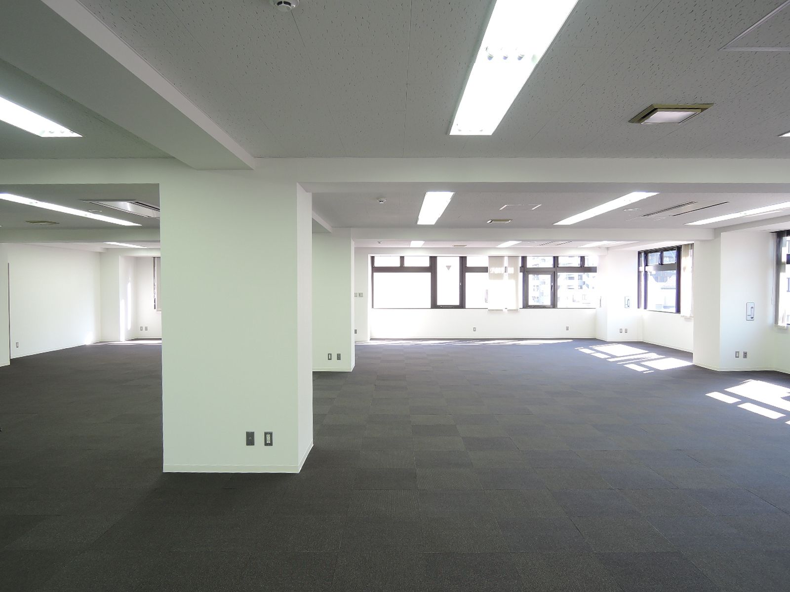 奥行き十分なオフィス