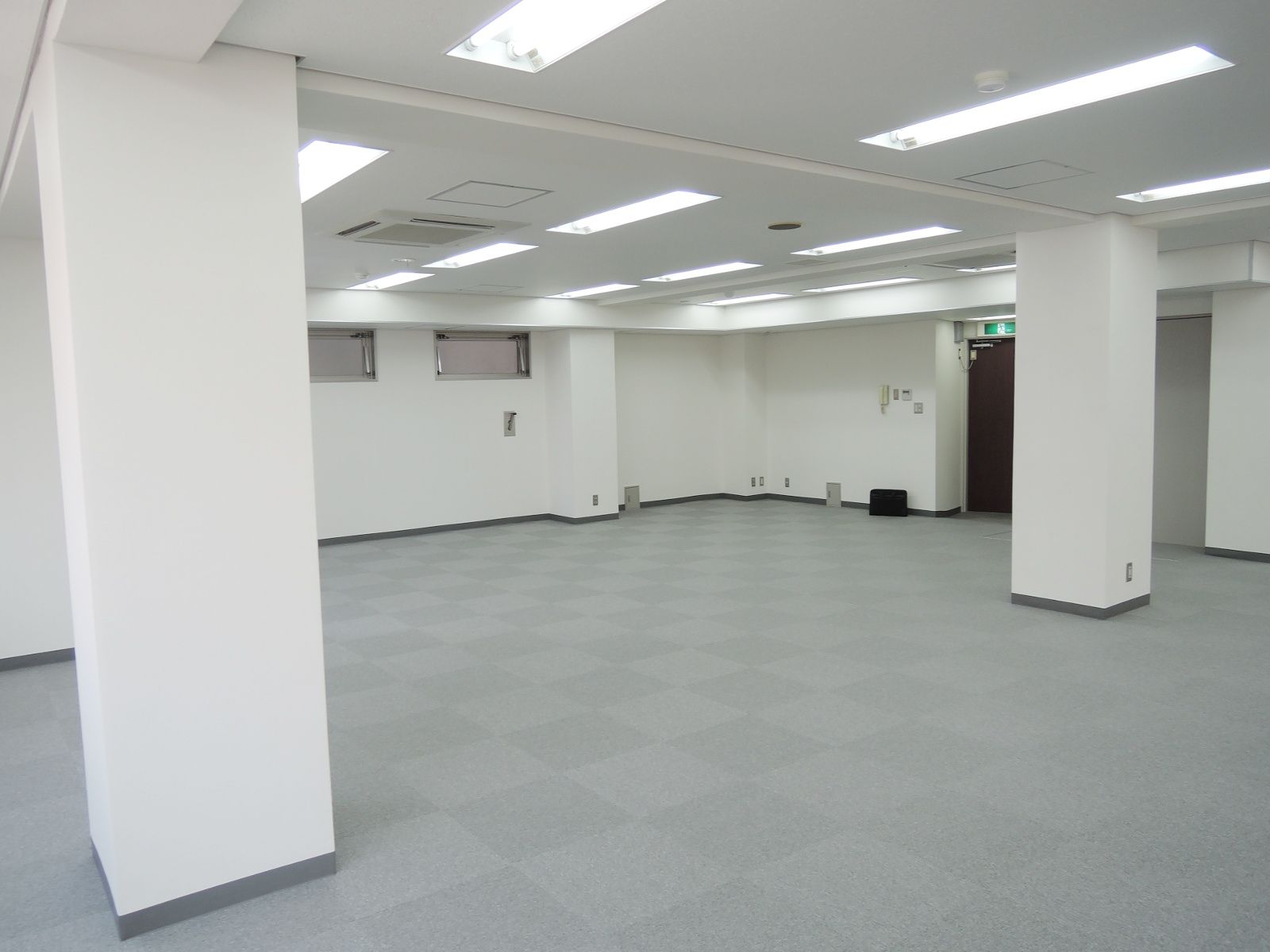 窓側から貸室を見た様子