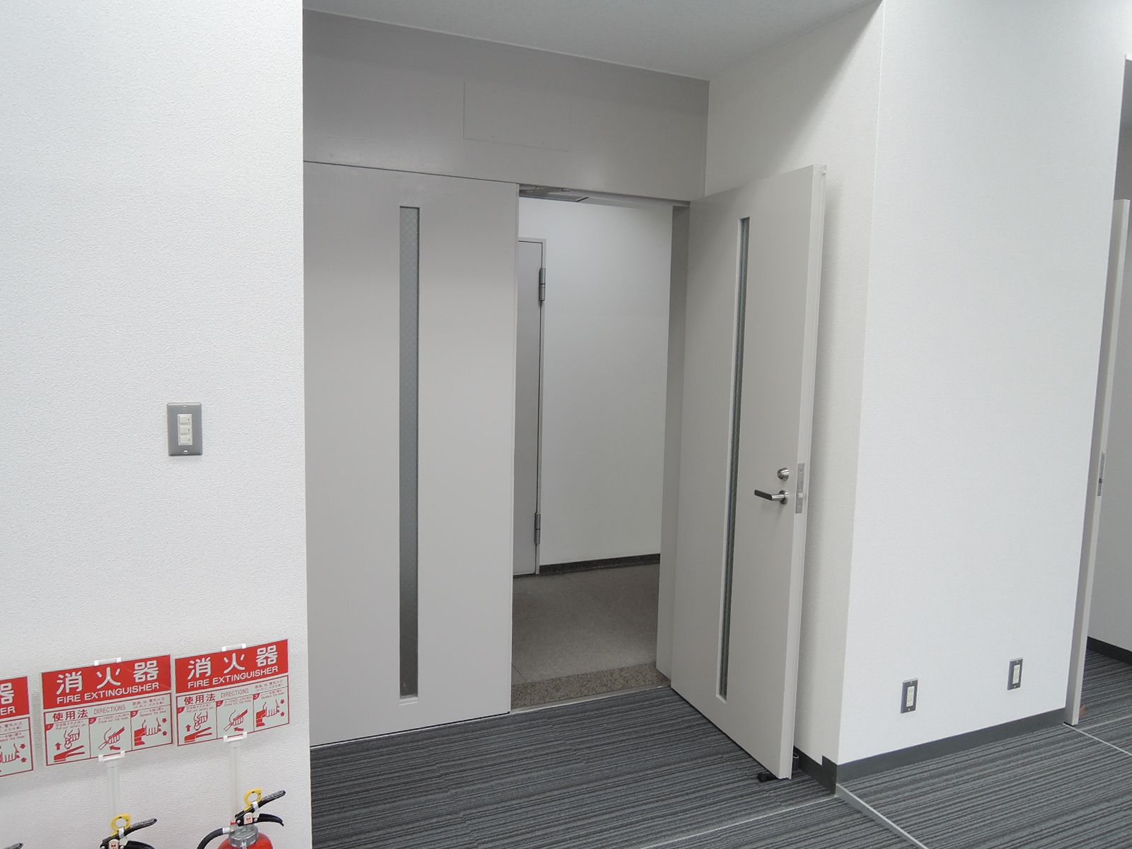 貸室出入り口（1階)
