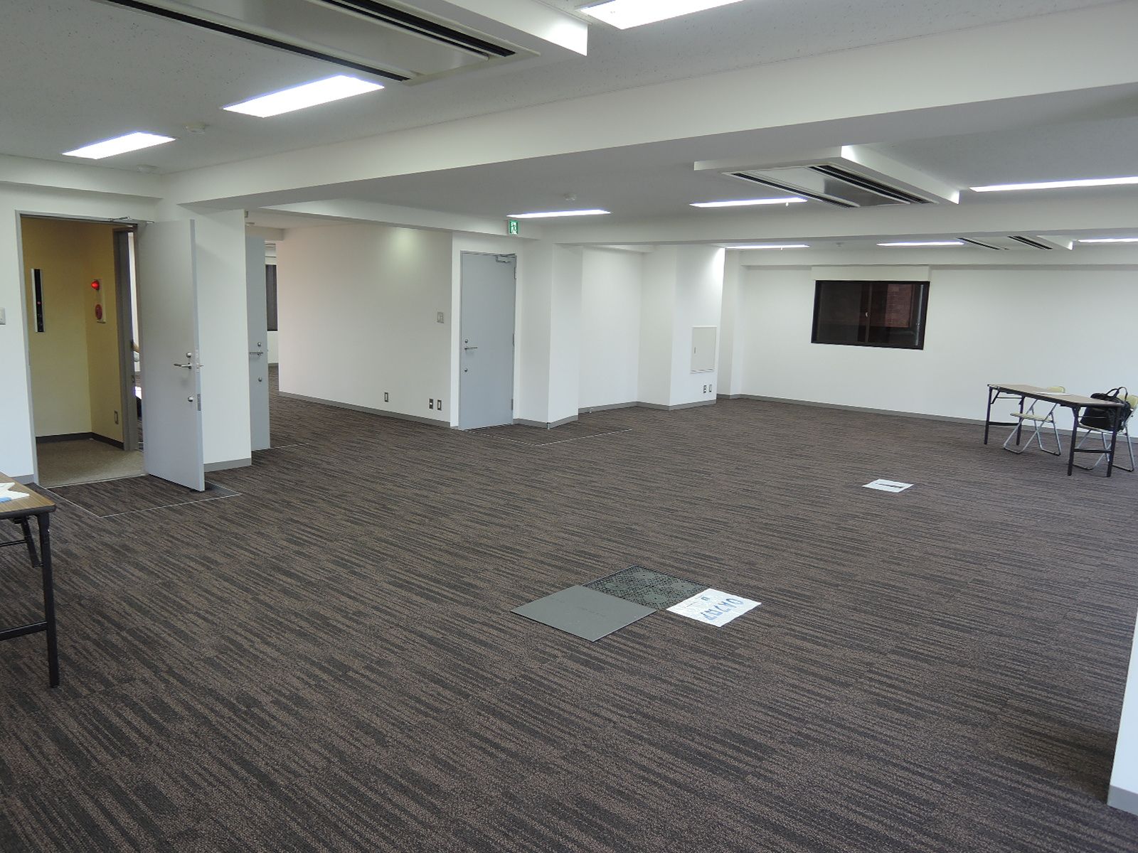 貸室奥側から見た室内