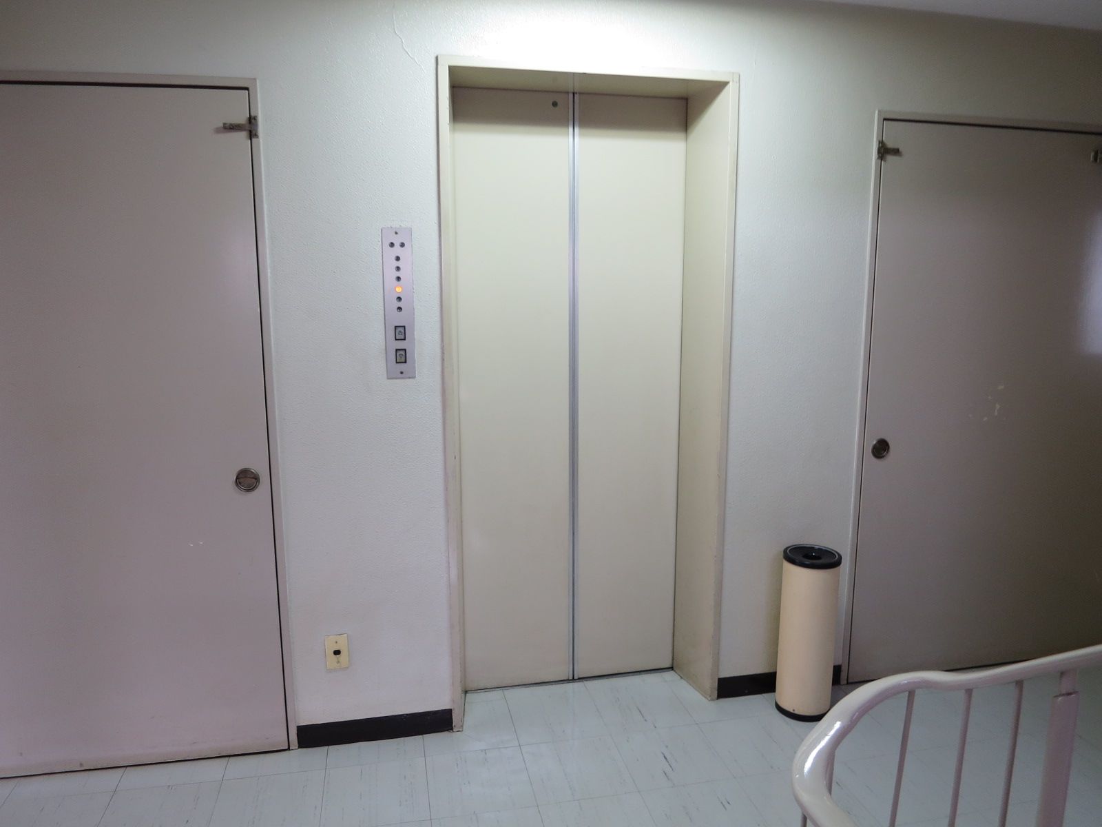 エレベーター前