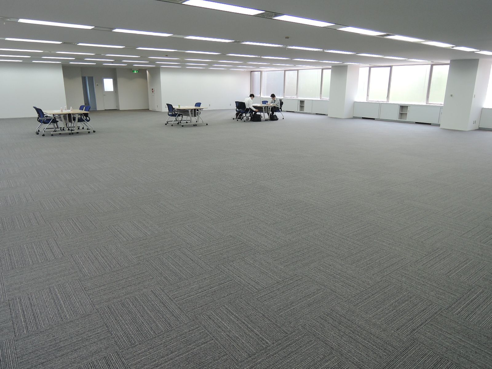カーペットの色はグレー