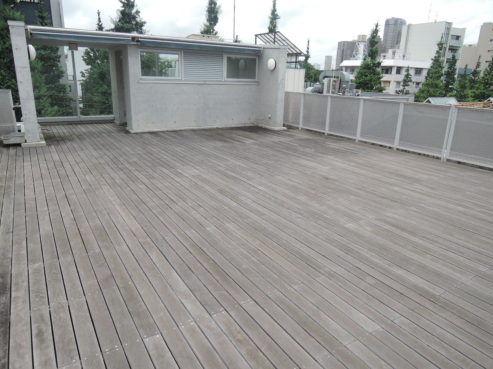 ウッドデッキの屋上