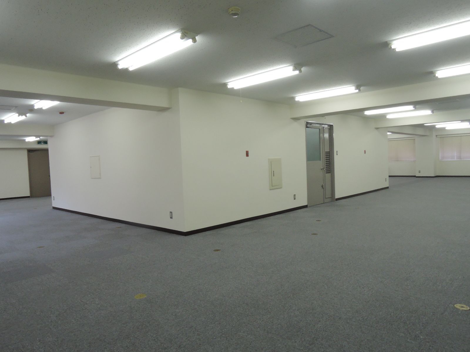 真ん中にトイレ・給湯室があります
