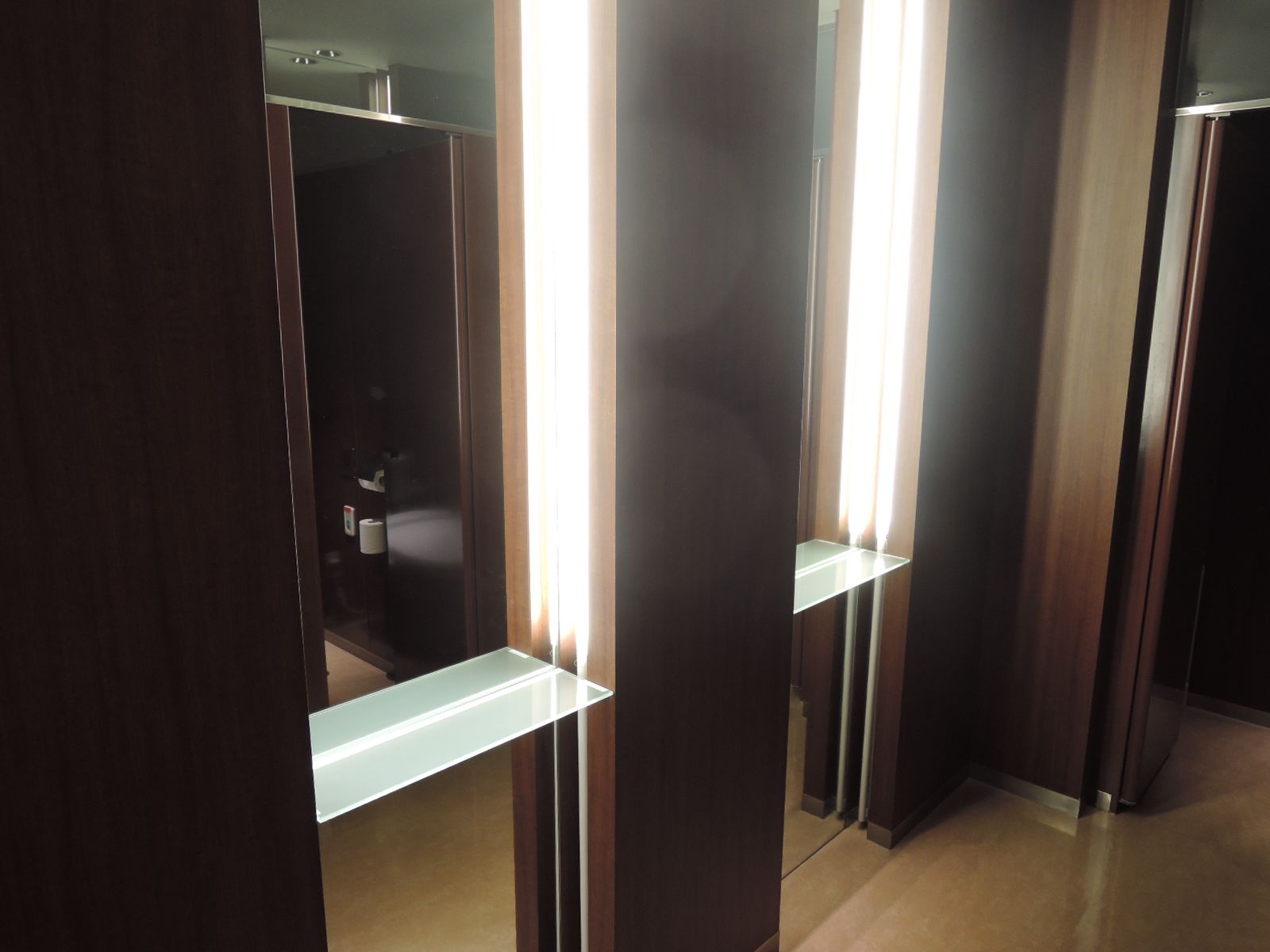 女性用トイレの鏡