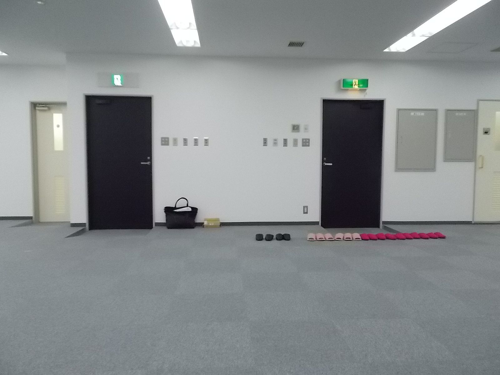 オフィスビル出入口
