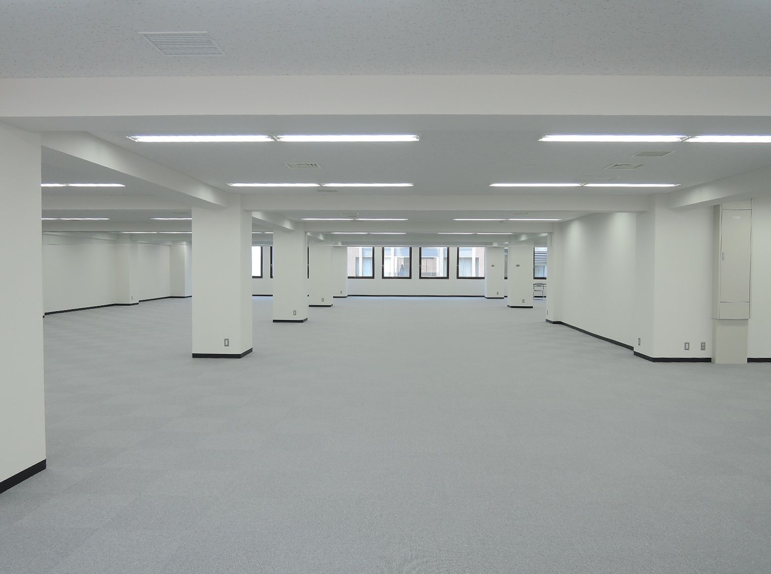 柱はあるがシンプルな空間