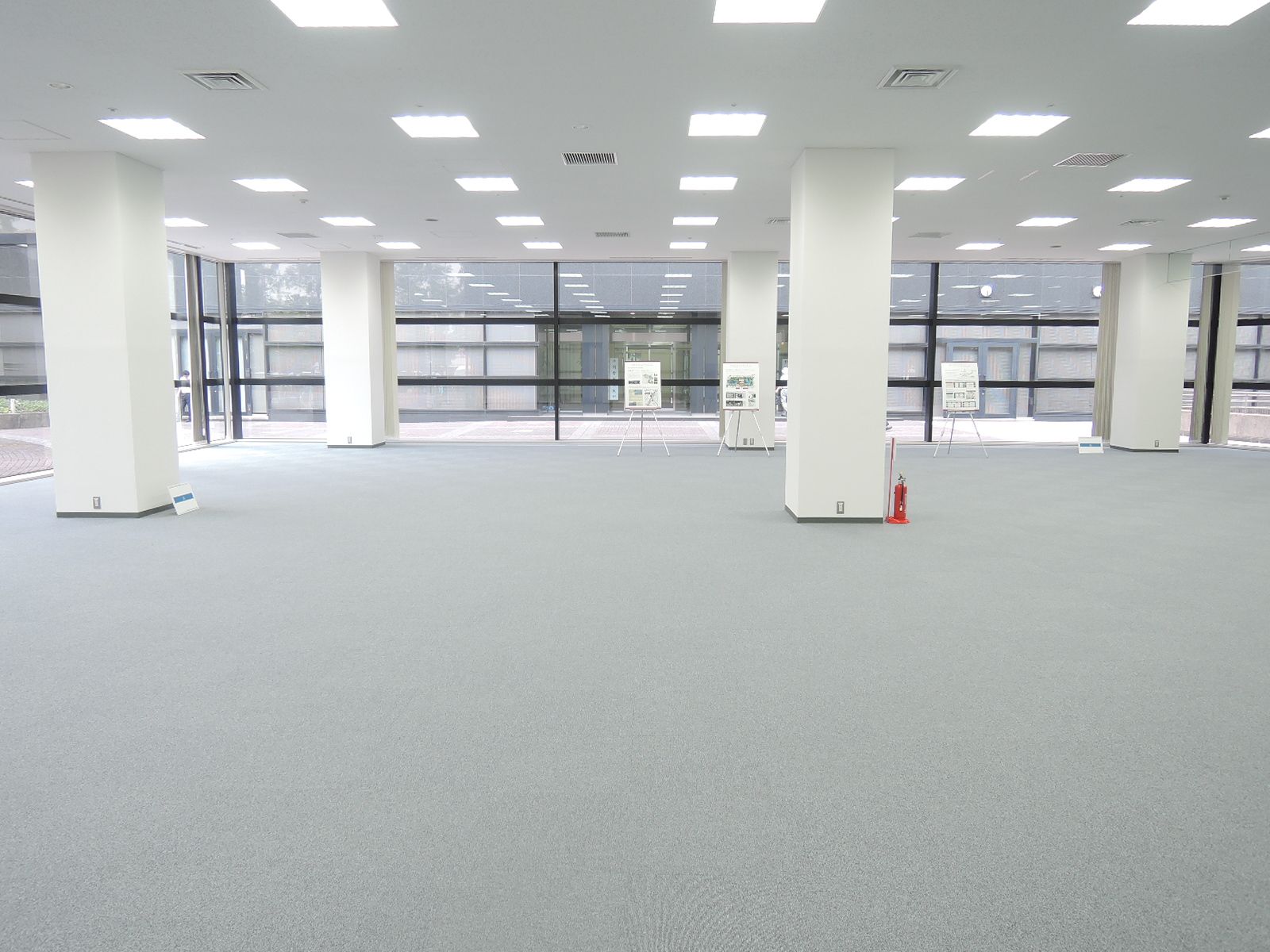 グレーカーペットのフロア