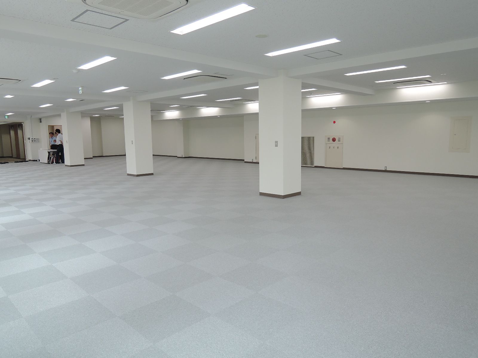 窓際から貸室を見渡す