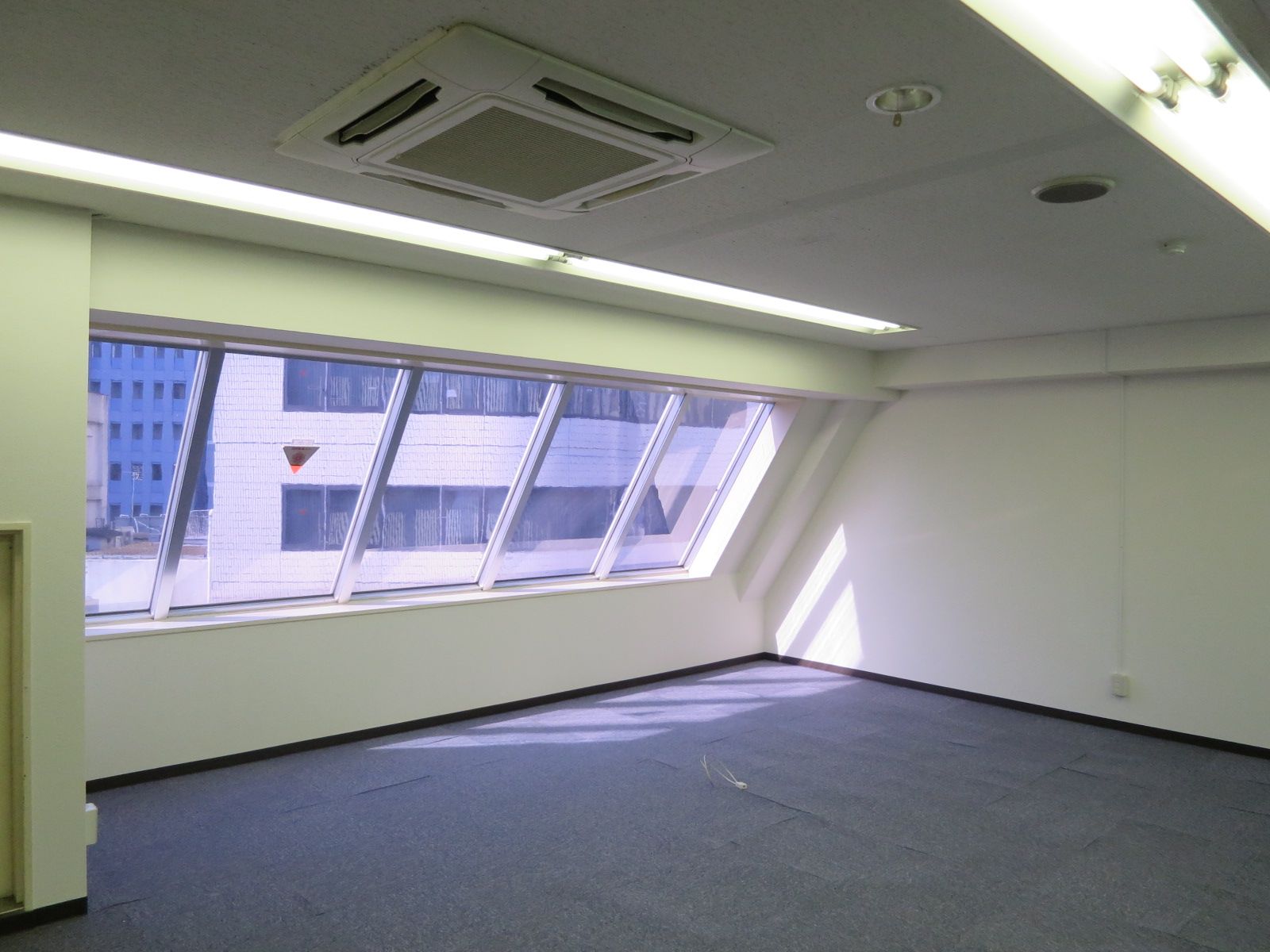 窓面が斜めの区画も