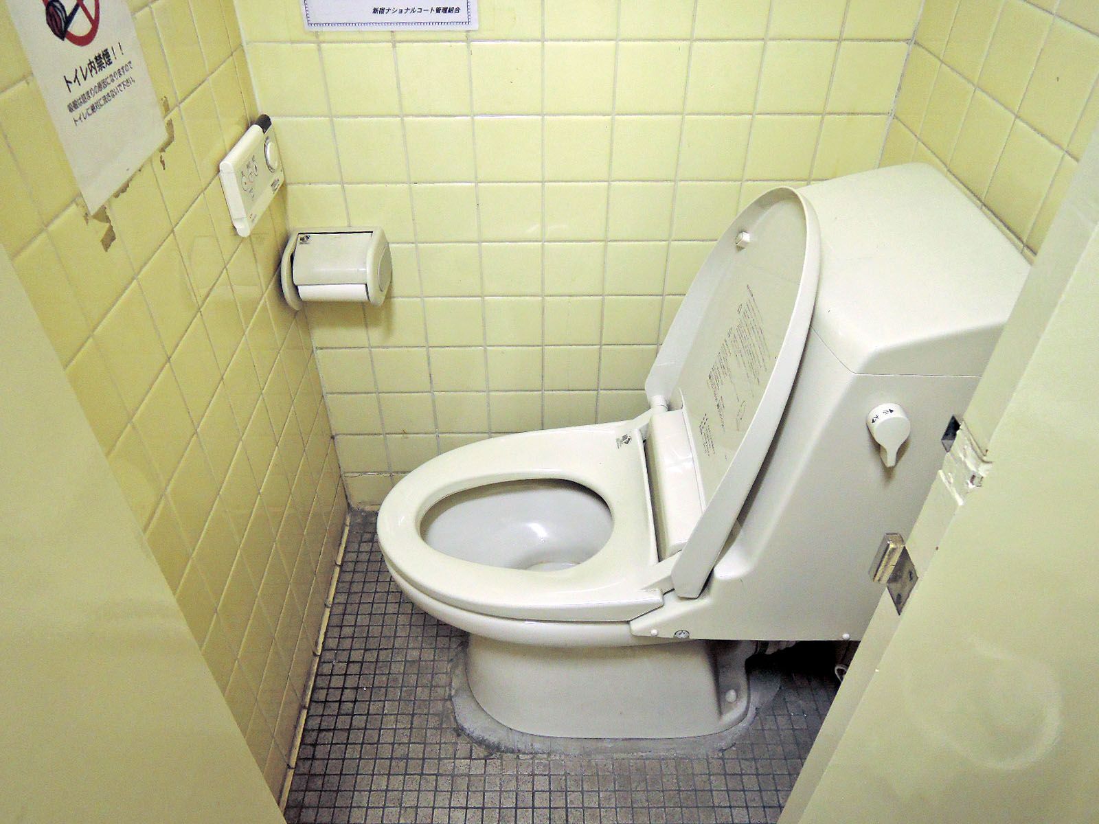 男女別トイレ個室（※2階）