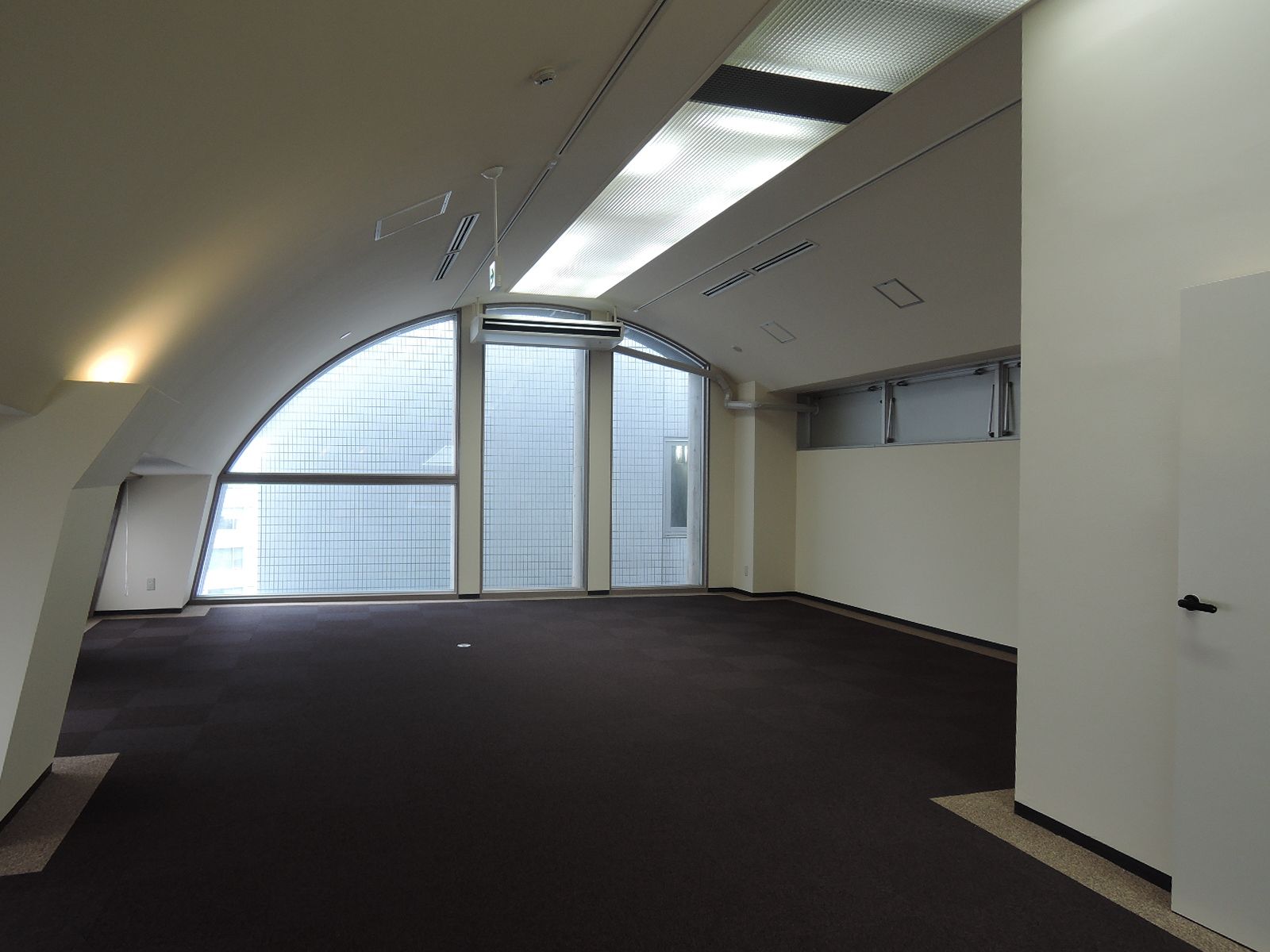 アーチを描く天井
