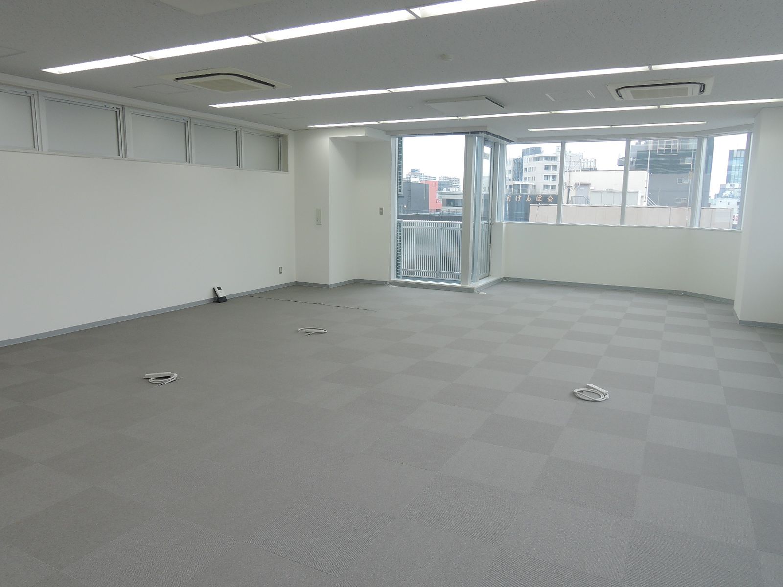 南側の窓で明るい印象の室内