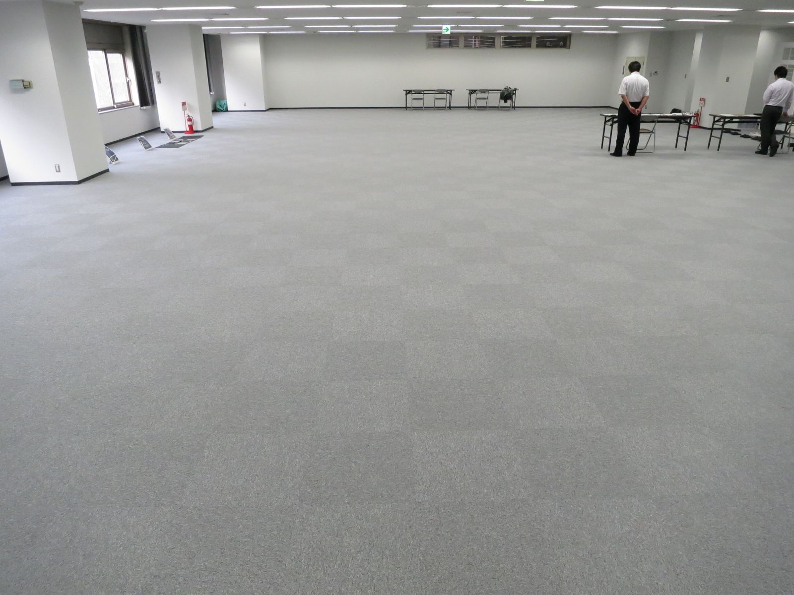 カーペットは灰色