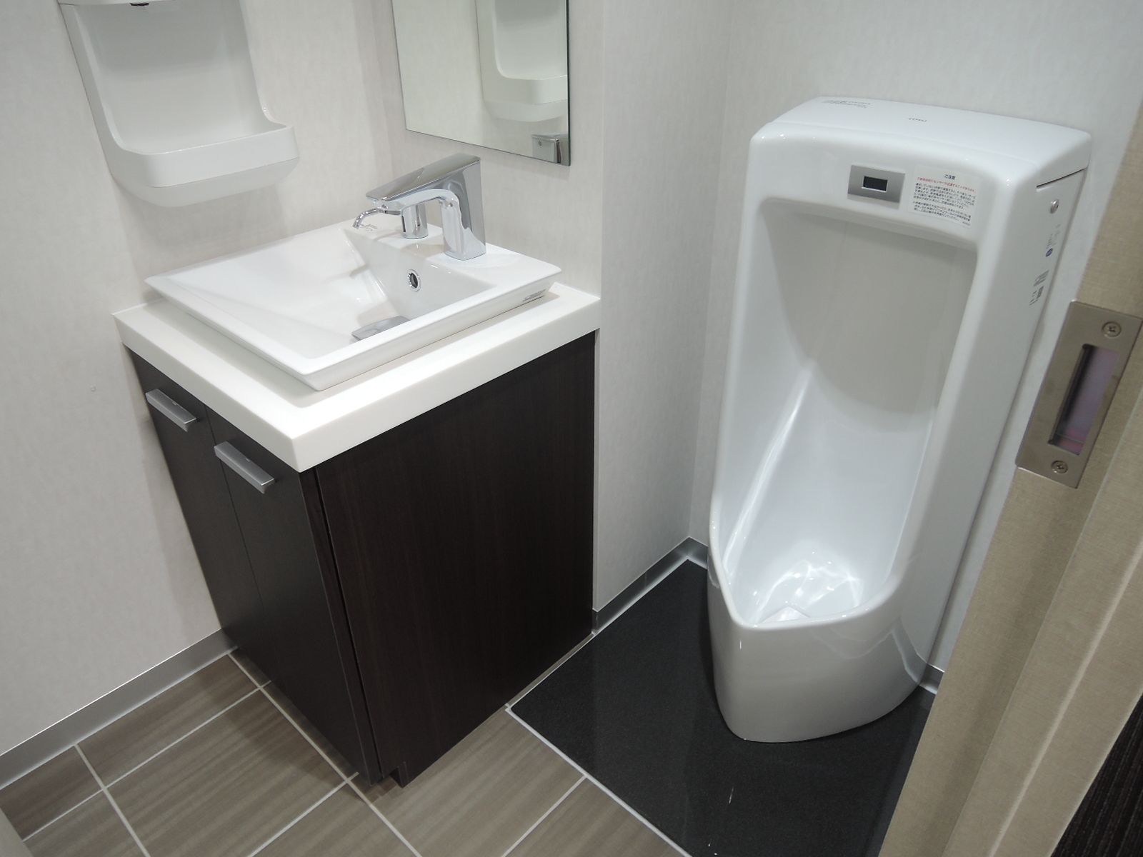 男性用お手洗い・洗面台