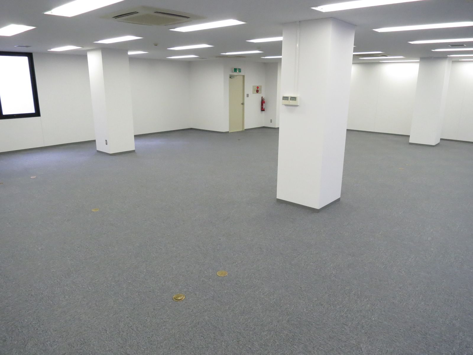 カーペットは灰色