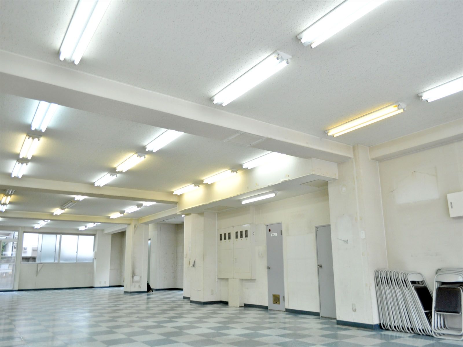 明るさ十分なオフィス