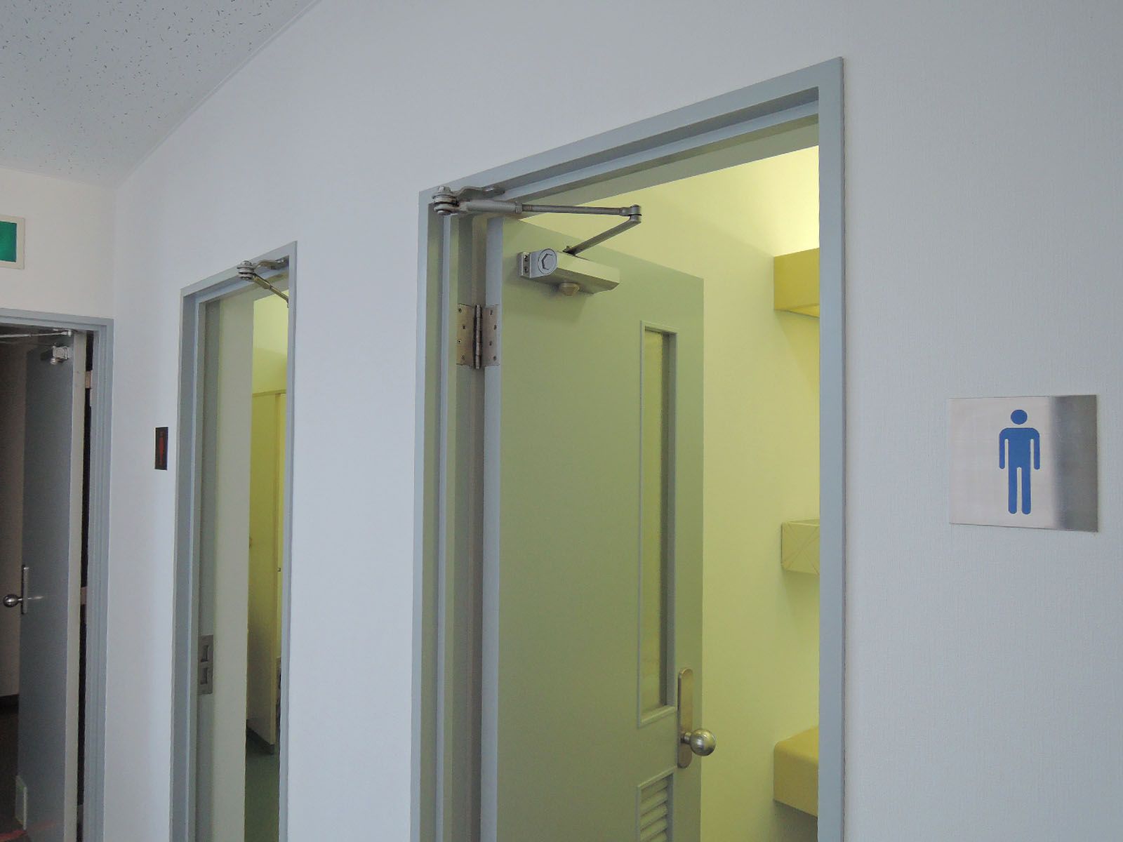 男女別トイレ入口