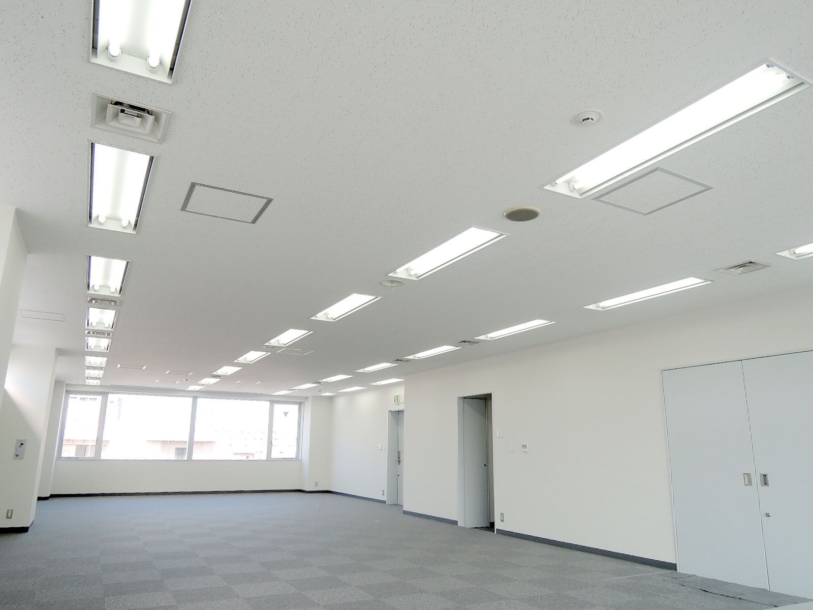 明るいオフィス