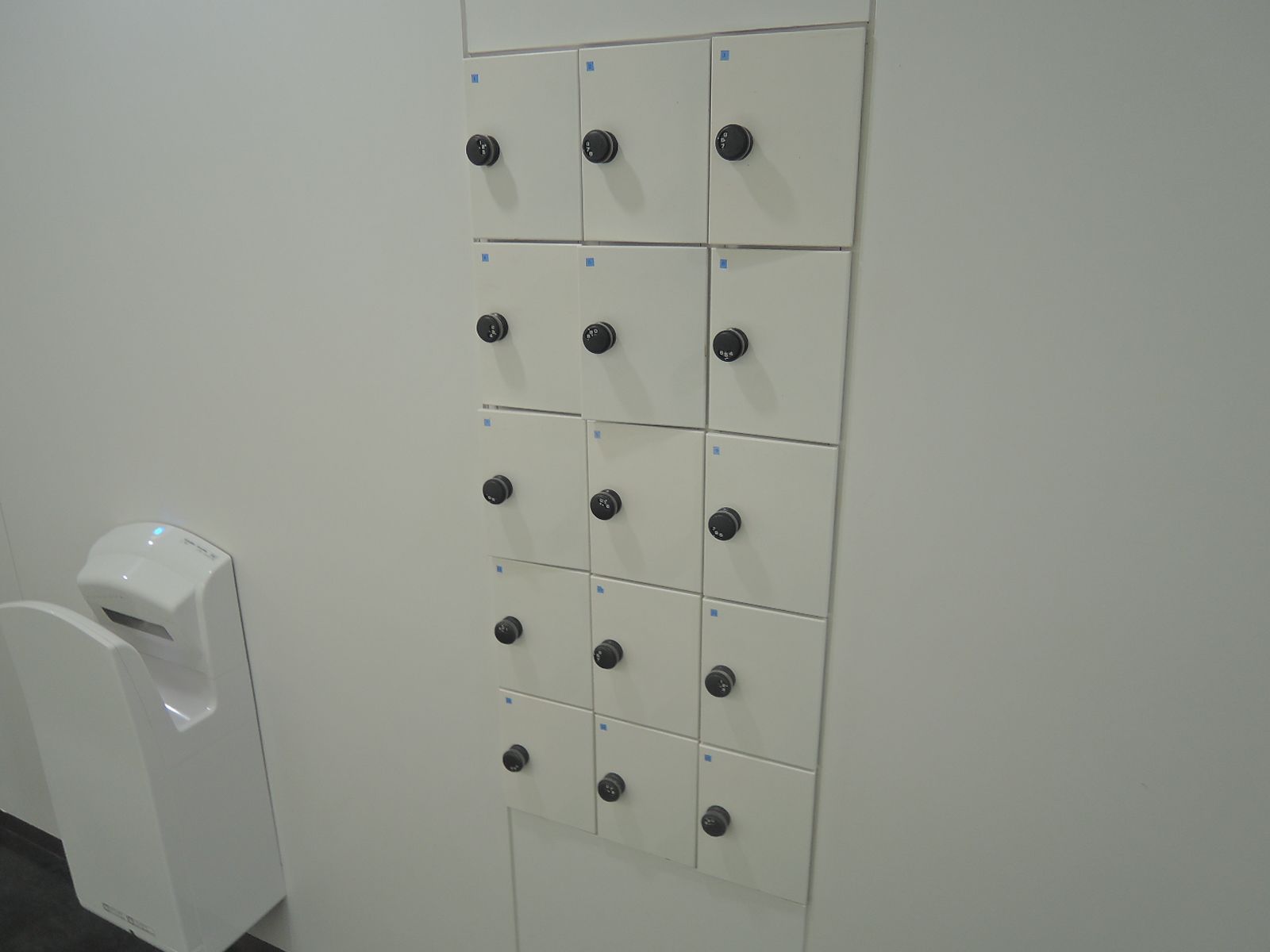 女性トイレ内の収納