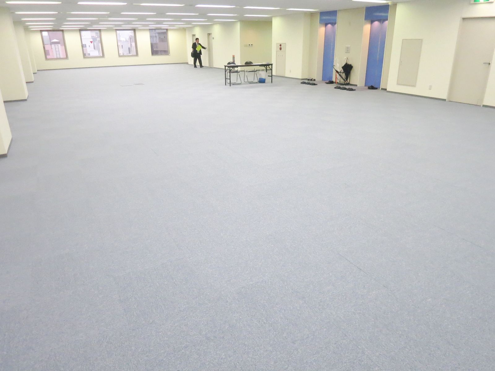 グレーの床面