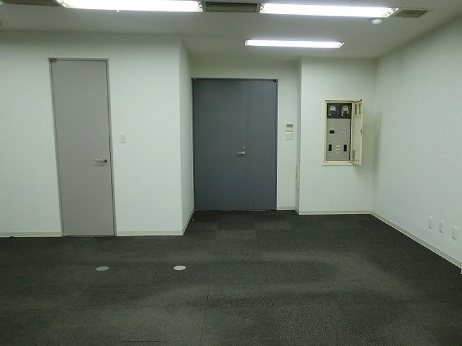 エレベーターホールへの扉