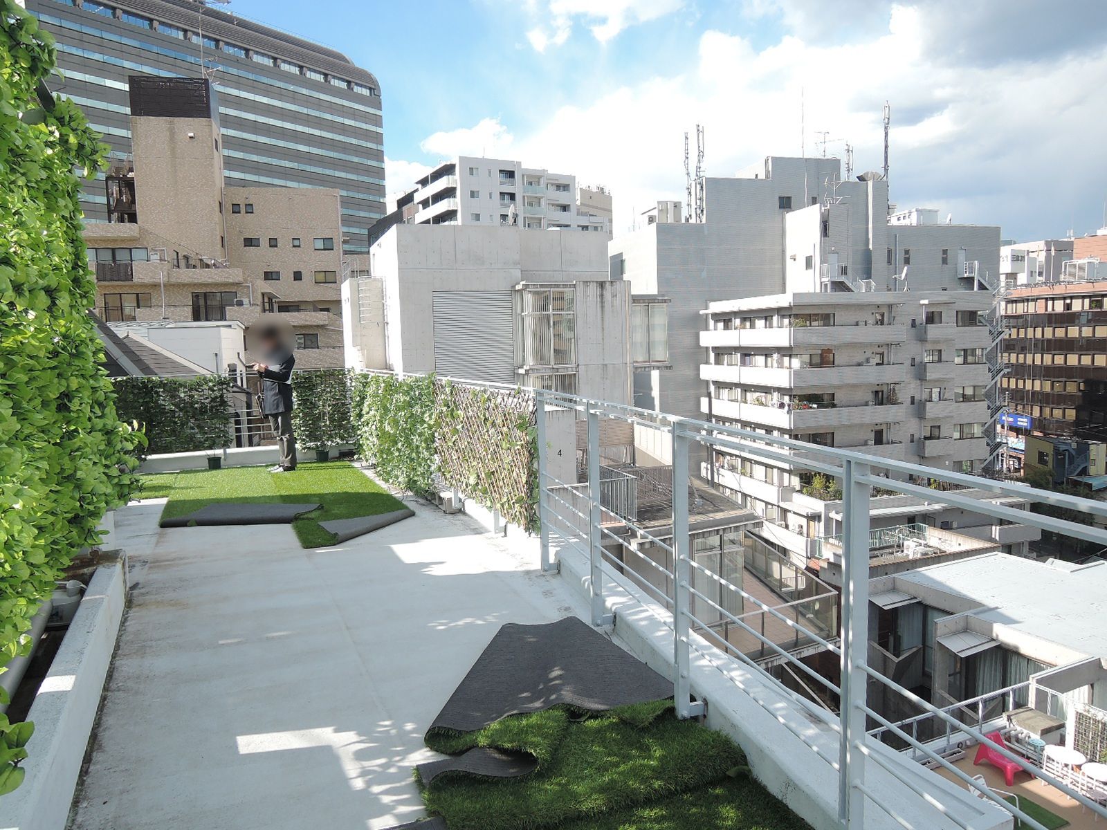 緑の多い屋上テラス